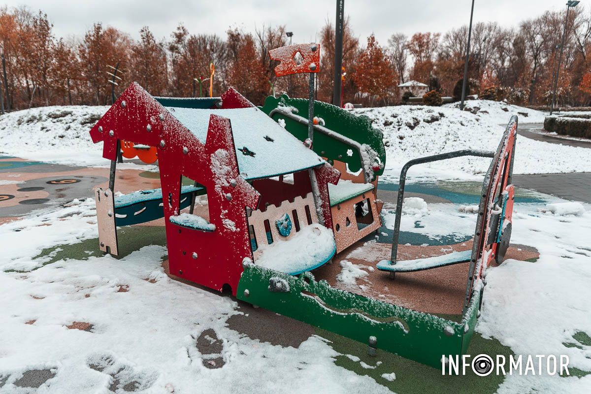 Снежная атмосфера вдоль улиц