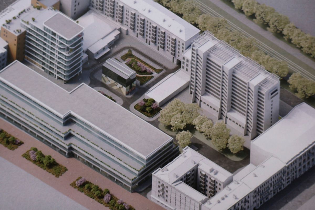 Не переднем плане - возможный торгово-офисный центр с места книжного рынка