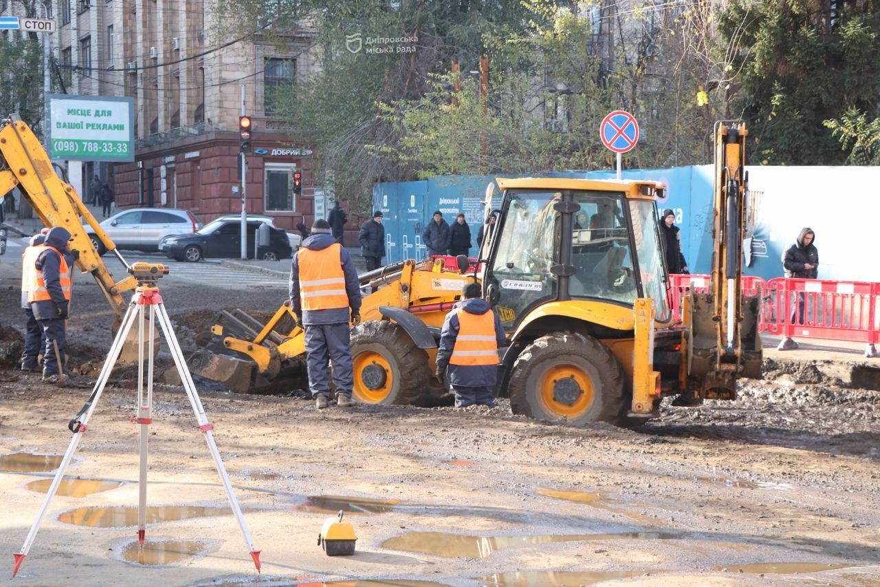 В ремонте задействовано 17 рабочих и 8 единиц техники В ремонте задействованы 17 рабочих и 8 единиц техники