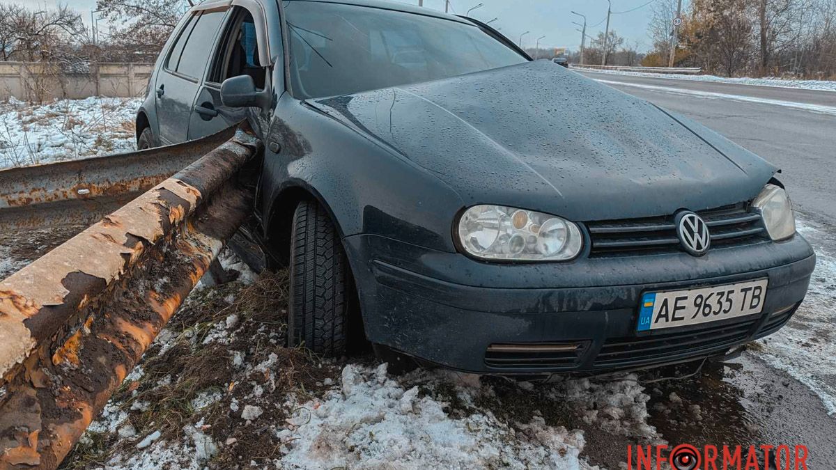 В Днепре на Полтавском шоссе Volkswagen врезался в отбойник