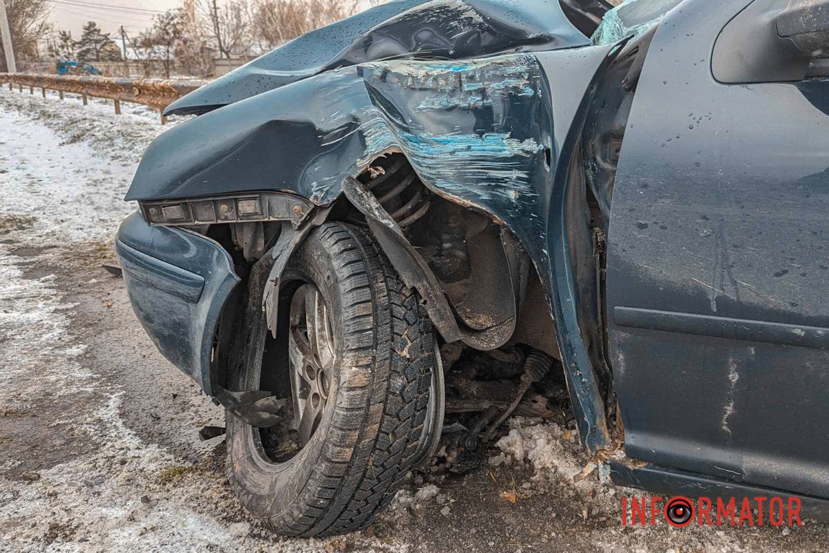 Автомобиль Volkswagen влетел в отбойник