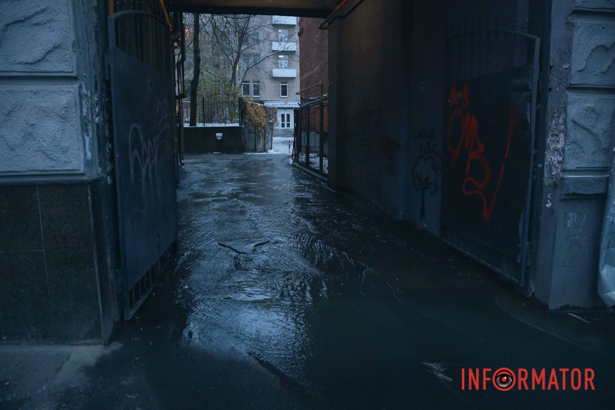 Вода з неприємним запахом витікала з двору та заливала тротуар