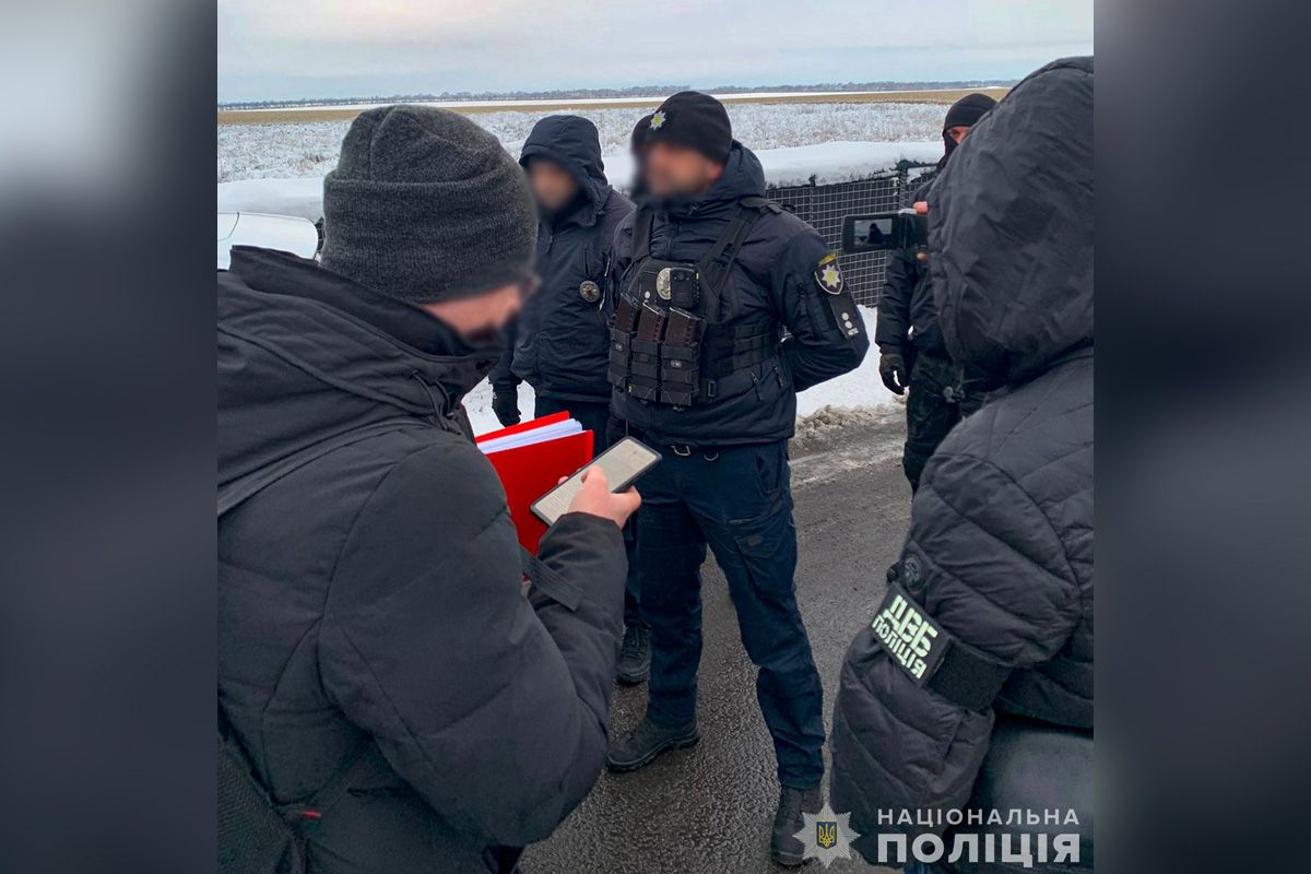 Одного из нарушителей поймали, когда он получал 17 тысяч гривен взятки