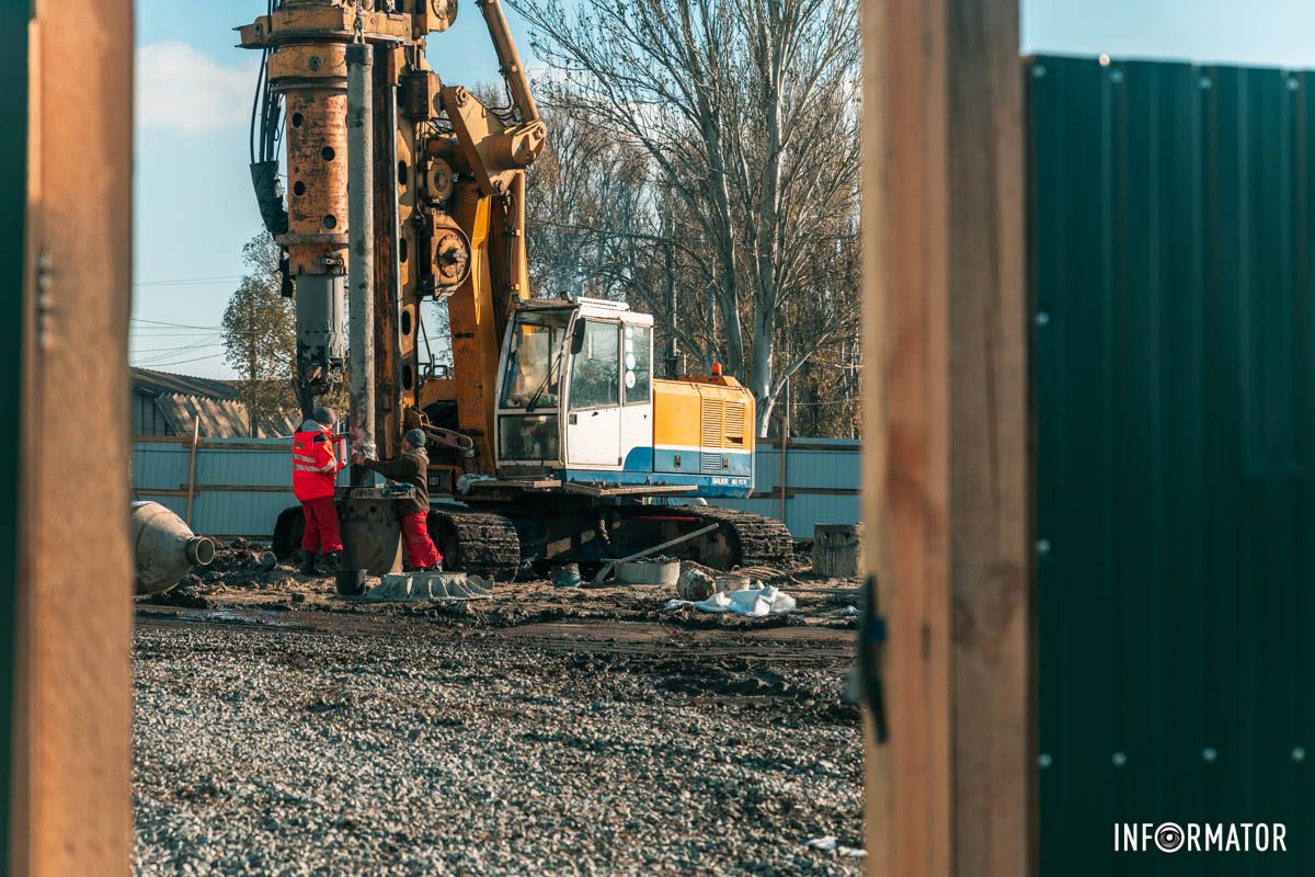 В ноябре начали завозить строительную технику и вагончики для строителей В ноябре начали завозить строительную технику и вагончики для строителей