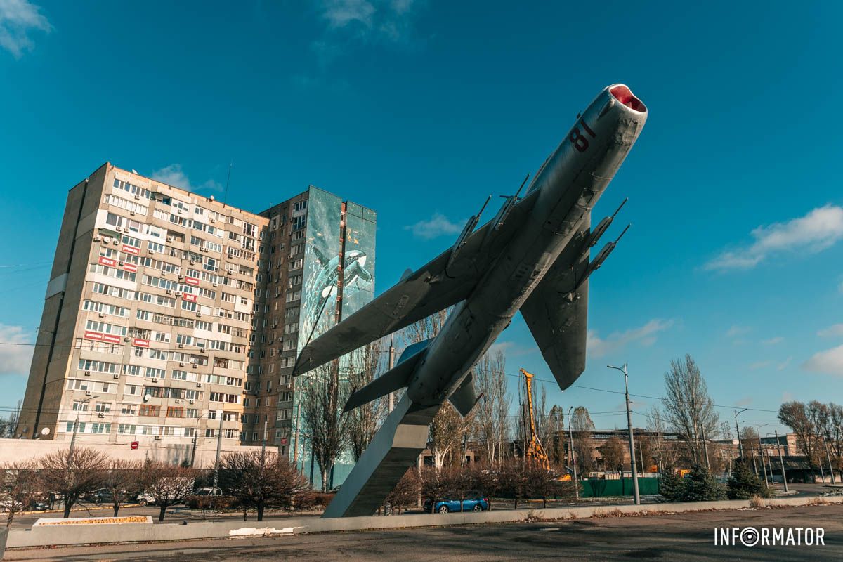 Зеленый забор справа на фоне – именно здесь должно появиться ЖК. Фото - Антон Гордиенко Зеленый забор справа на фоне – именно здесь должно появиться ЖК. Фото - Антон Гордиенко