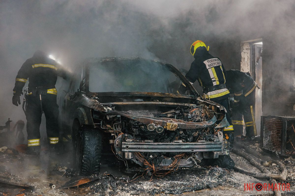 Вогонь знищив автівку, що знаходилась всередині споруди Вогонь знищив автівку, що знаходилась всередині споруди
