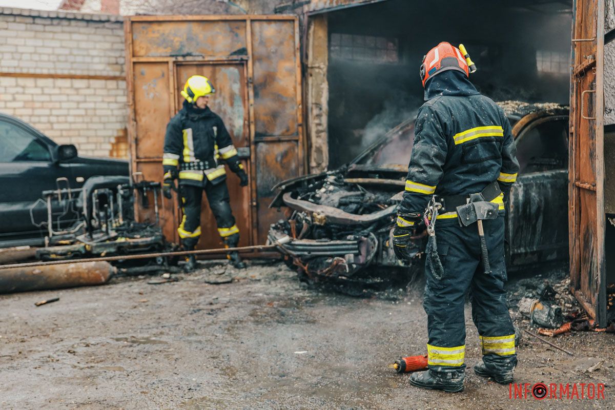 Рятувальники та пошкоджене авто Рятувальники та пошкоджене авто