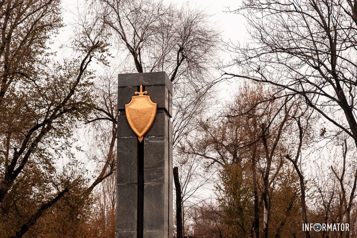 Хто до нас з мечем... Хто до нас з мечем...