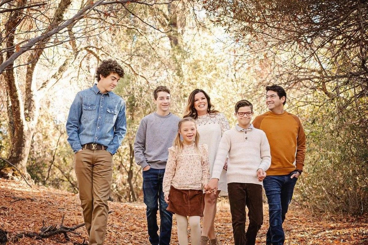 Дівчина з родиною Дівчина з родиною