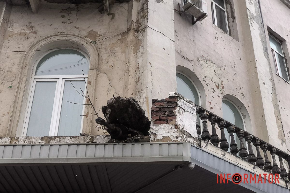 На проспекте Дмитрия Яворницкого обрушился балкон На проспекте Дмитрия Яворницкого обрушился балкон