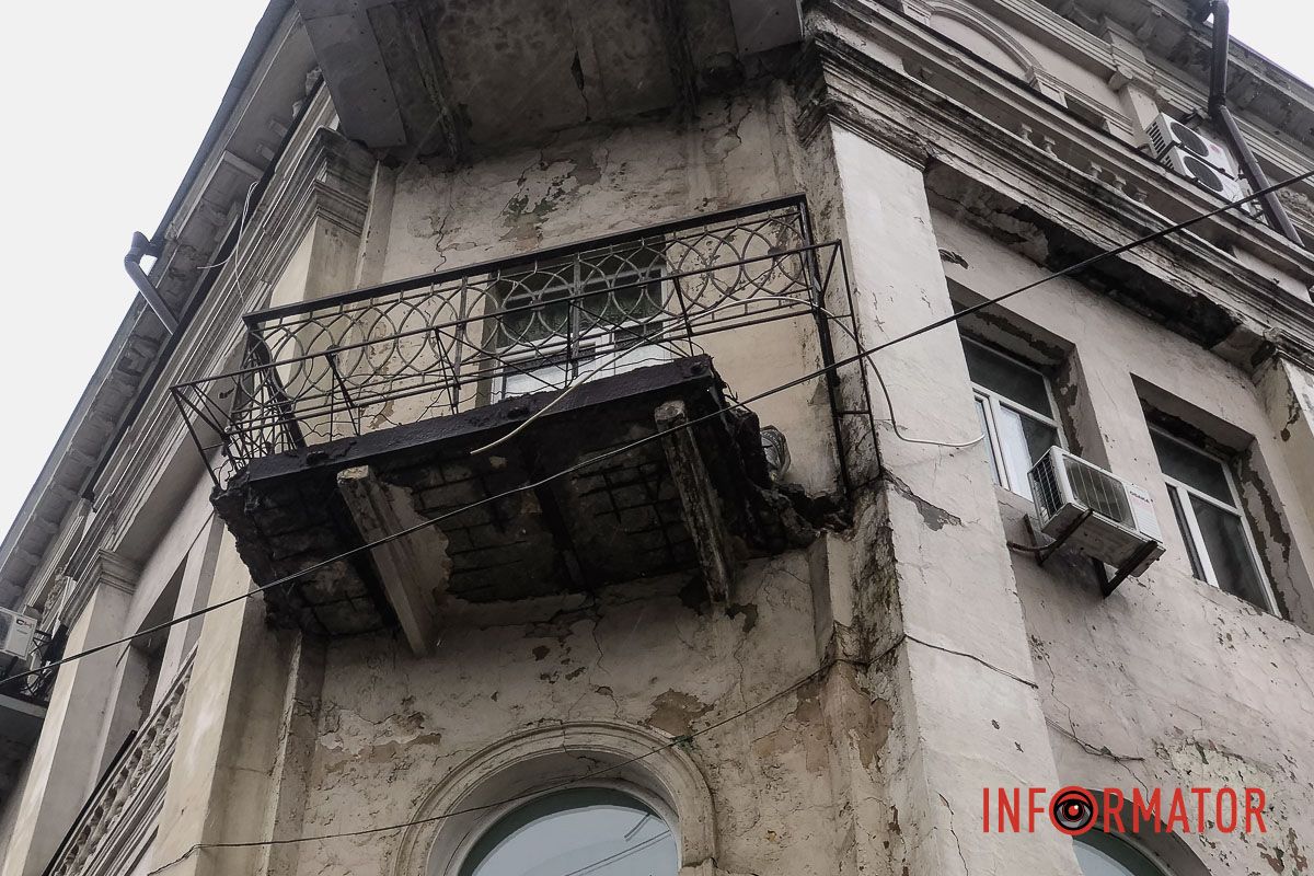 Часть здания упала на тротуар Часть здания упала на тротуар