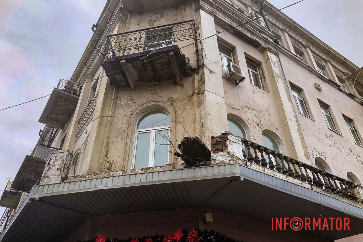 С балкона на третьем этаже обрушился кирпич С балкона на третьем этаже обрушился кирпич