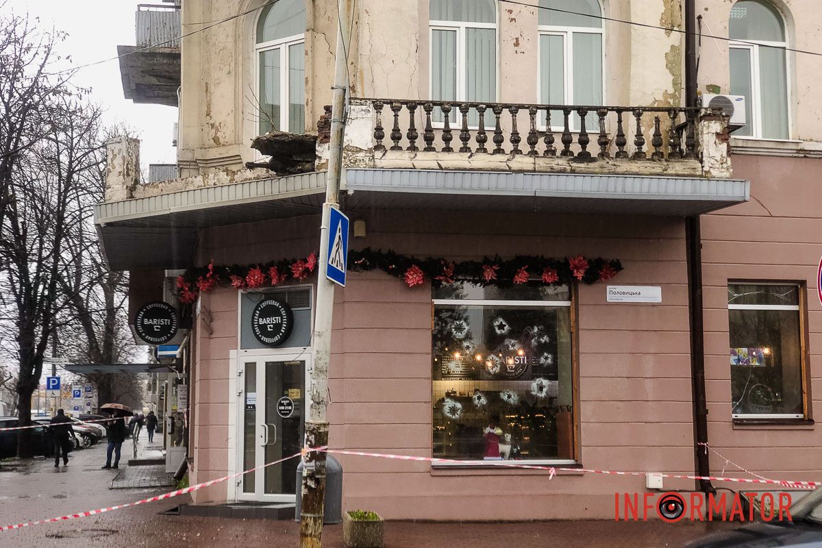 Далее куски здания упали на балкон второго этажа и тротуар Далее куски здания упали на балкон второго этажа и тротуар