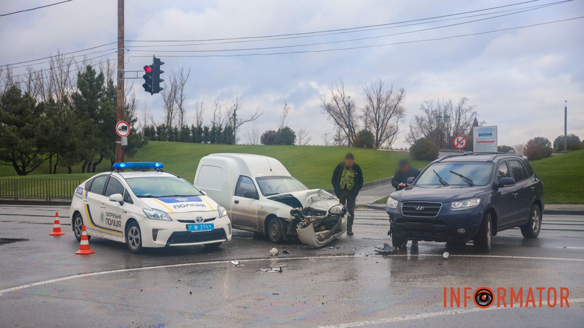 У Дніпрі біля яхт-клубу «Січ» лоб в лоб зіткнулись ЗАЗ та Hyundai