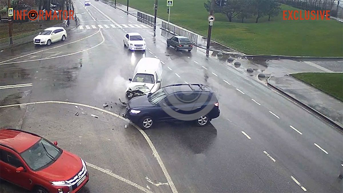 У Дніпрі на Набережній Перемоги лоб в лоб зіштовхнулись ЗАЗ та Hyundai: відео моменту