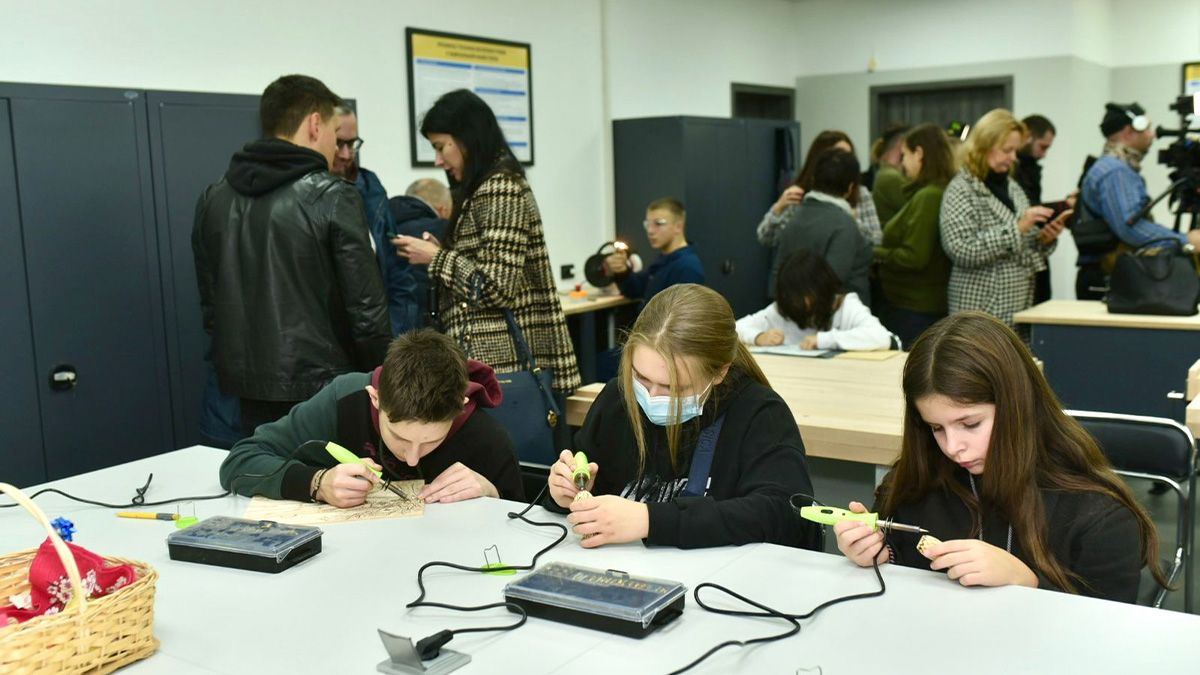 У Дніпрі відновили проєкт оновлення кабінетів праці, який був перерваний через війну