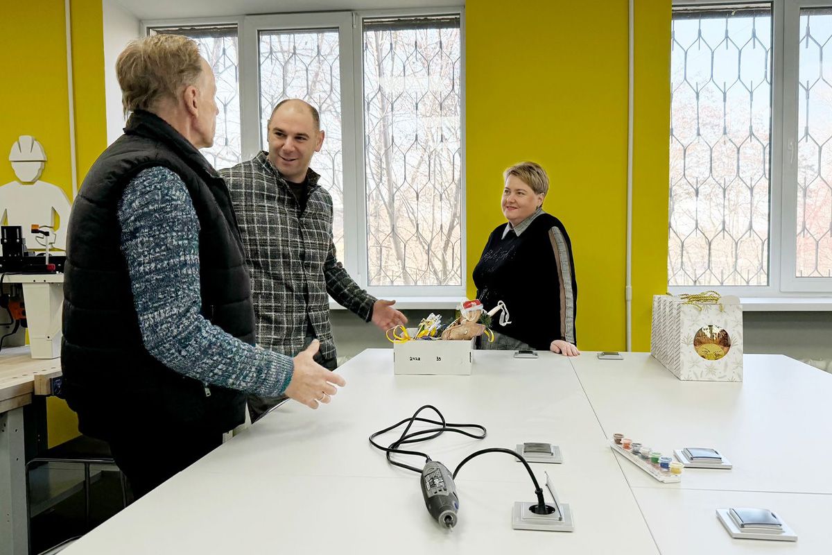 Кабинет укомплектован современным фрезеровальным, точильным и заточным станком