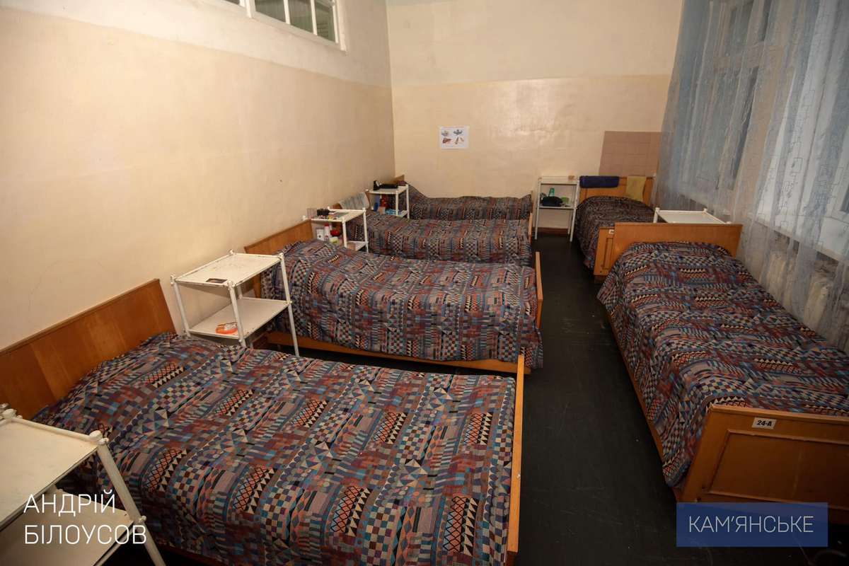 Работники учреждения выдают удостоверение о взятии на учет, помогают получить регистрацию и восстановить документы