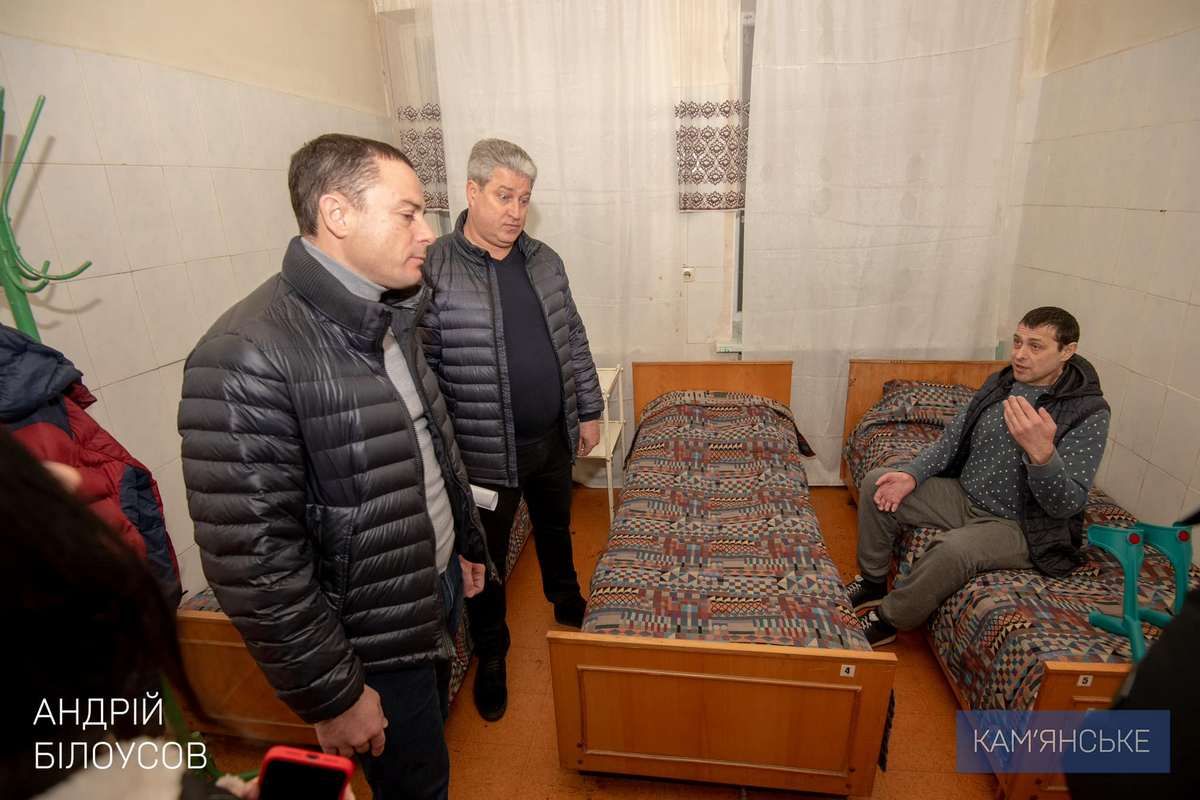 Мэр города передал каменчанину документы на жилую площадь в одном из городских общежитий