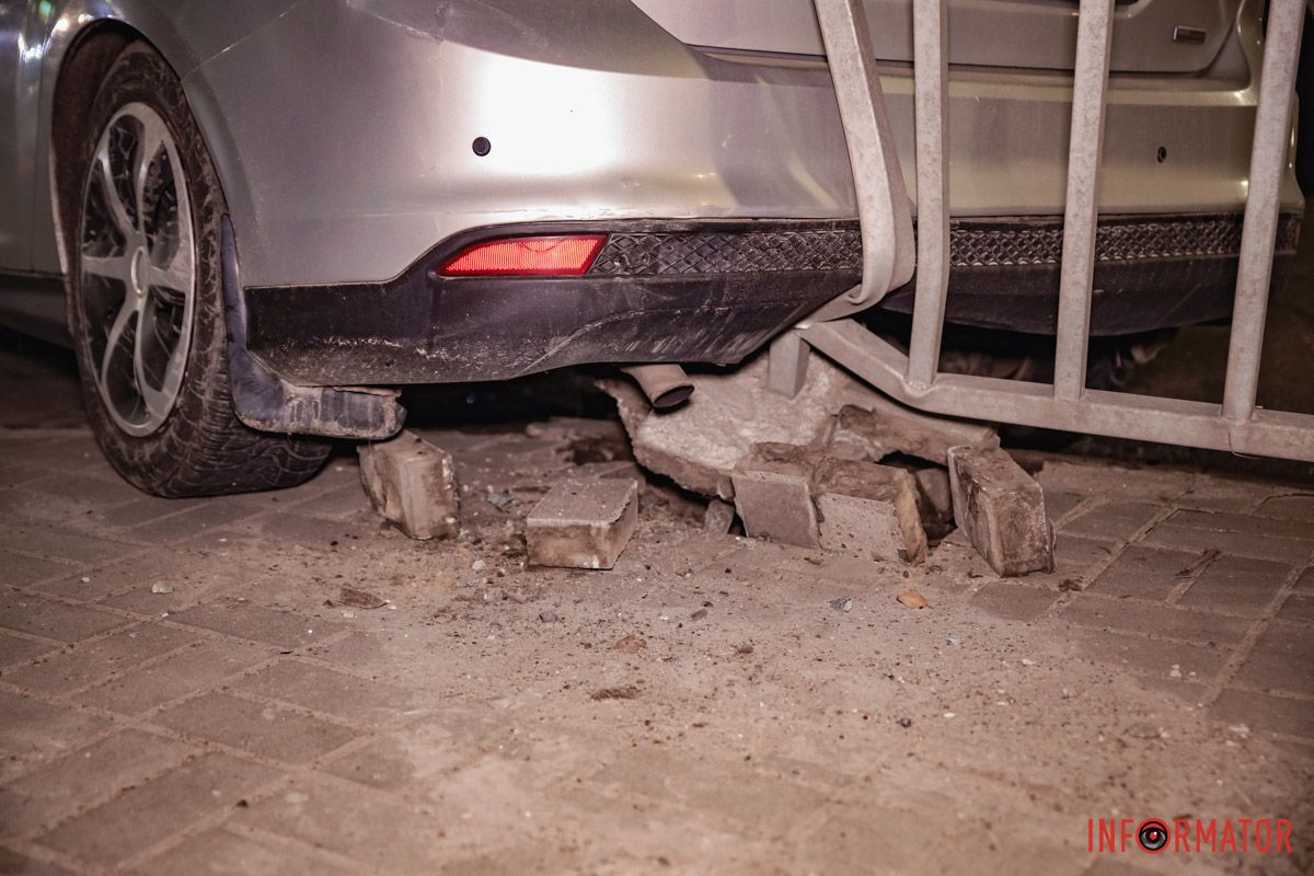 Внаслідок ДТП пошкоджено паркан - в нього відлетіла одна з автівок Внаслідок ДТП пошкоджено паркан - в нього відлетіла одна з автівок