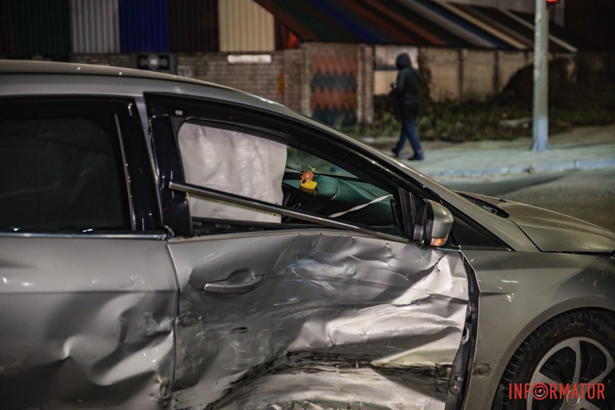 Коли Ford повертав на Генерала Пушкіна, в нього врізався Volkswagen Коли Ford повертав на Генерала Пушкіна, в нього врізався Volkswagen