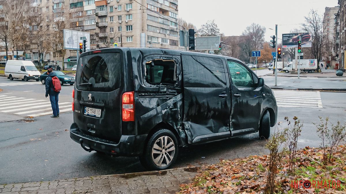 В Днепре на Поля грузовик с прицепом врезался в микроавтобус Peugeot