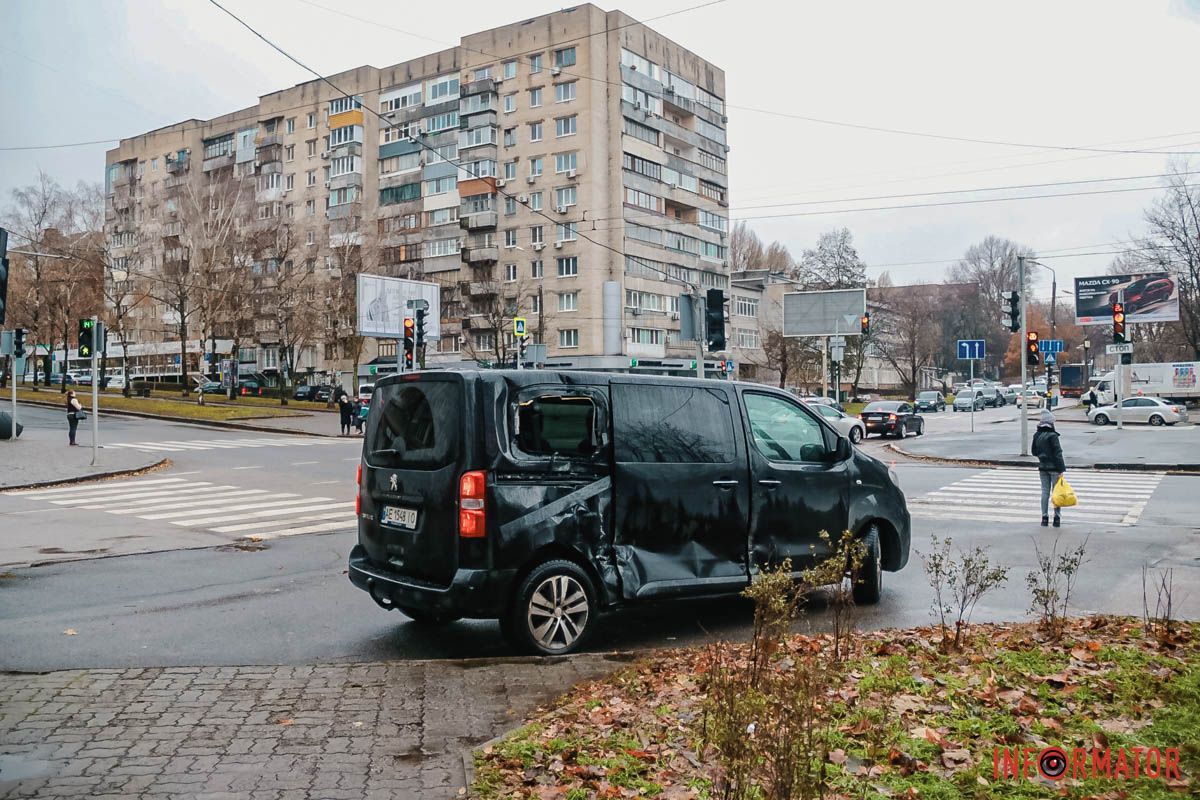 Авария на перекрестке проспекта Александра Поля и улицы Владимира Антоновича Авария на перекрестке проспекта Александра Поля и улицы Владимира Антоновича