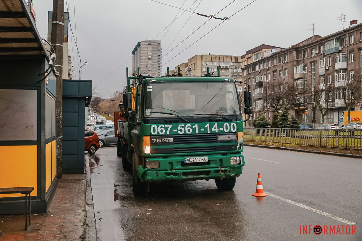 В микроавтобус врезался грузовик с прицепом, который ехал по Полю со стороны улицы Ульянова В микроавтобус врезался грузовик с прицепом, который ехал по Полю со стороны улицы Ульянова