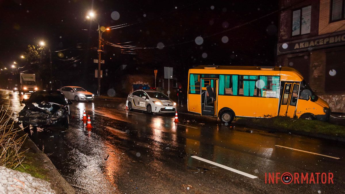 В Днепре на Сечевых Стрельцов столкнулись Mitsubishi и автобус №136А: есть потерпевшая