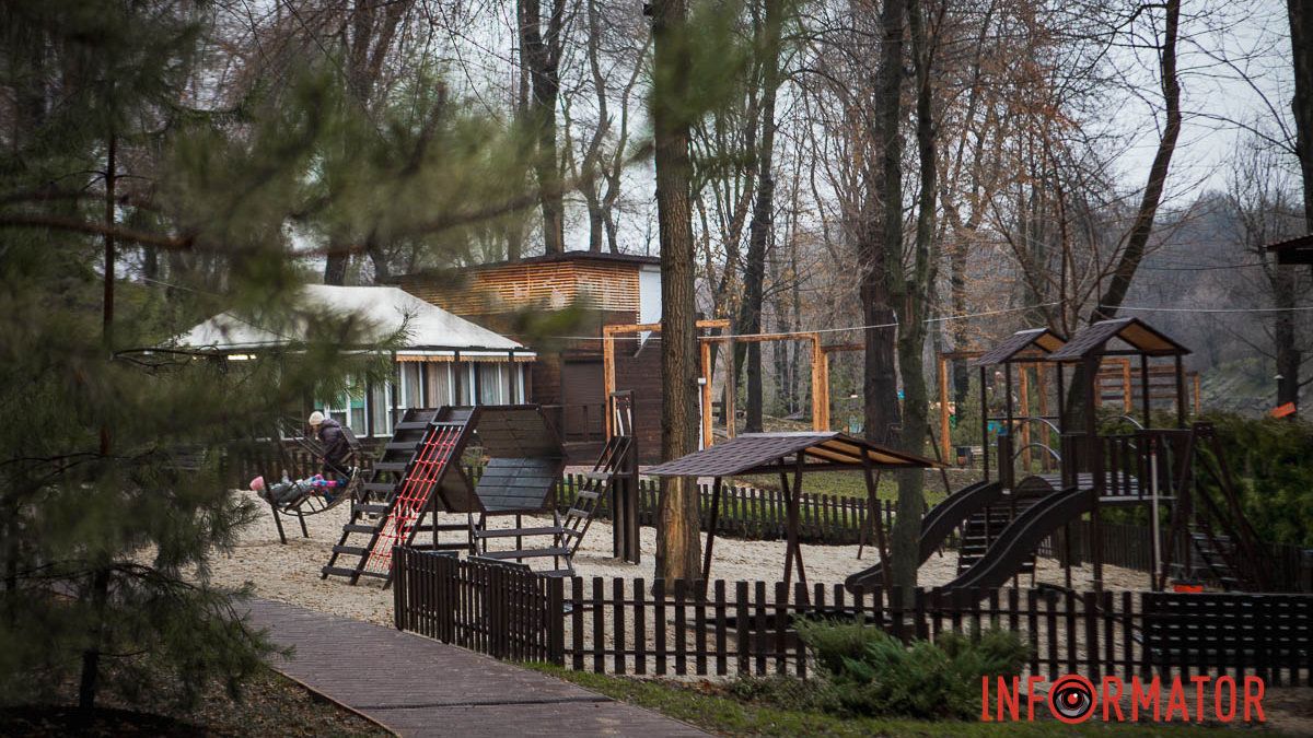 В Днепре в парке Зеленый Гай привели в порядок детскую площадку