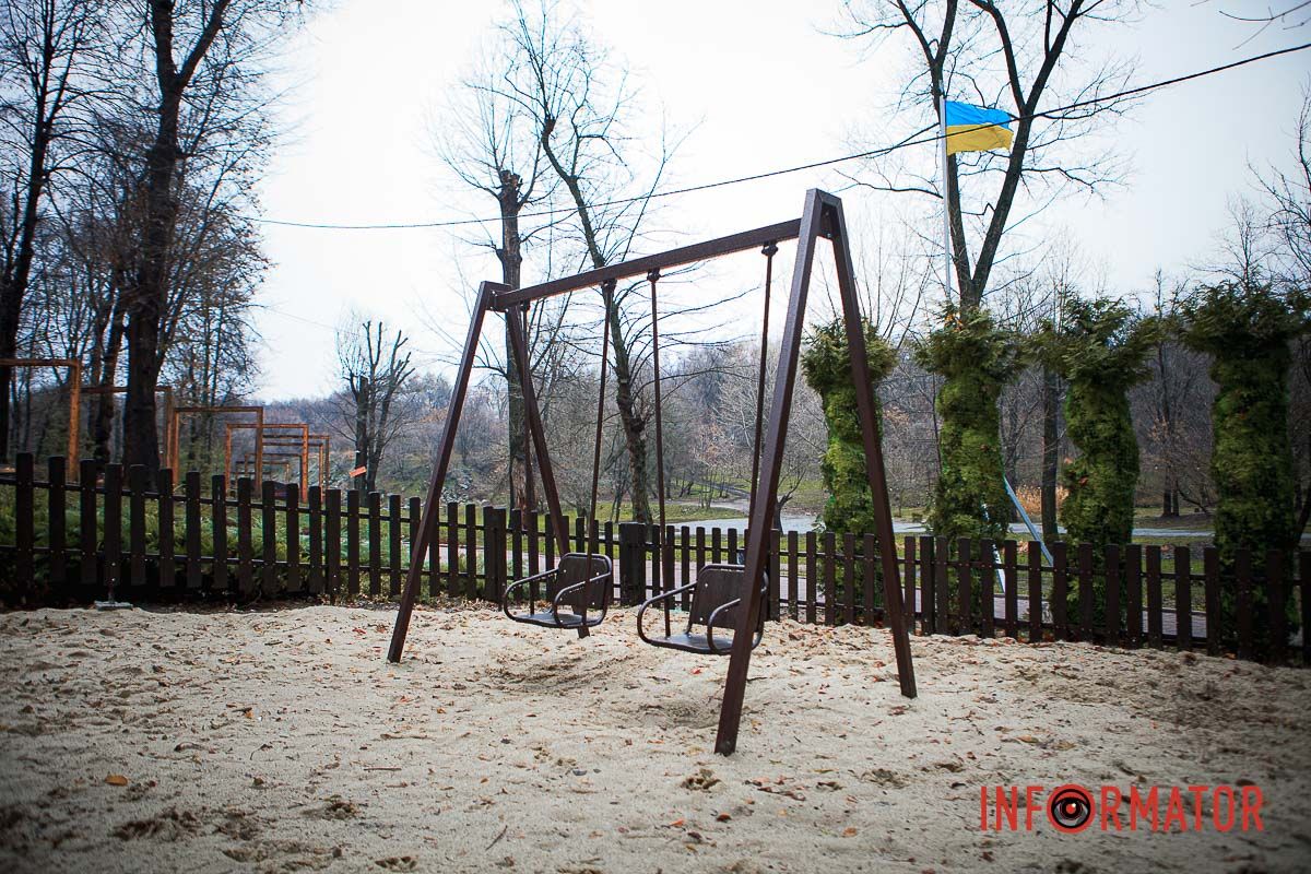 На площадку также свезли достаточное количество песка, чтобы сделать детский отдых безопасным