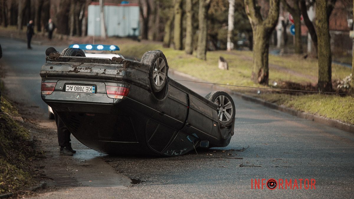 В Днепре на Героев УПА BMW перевернулся на крышу