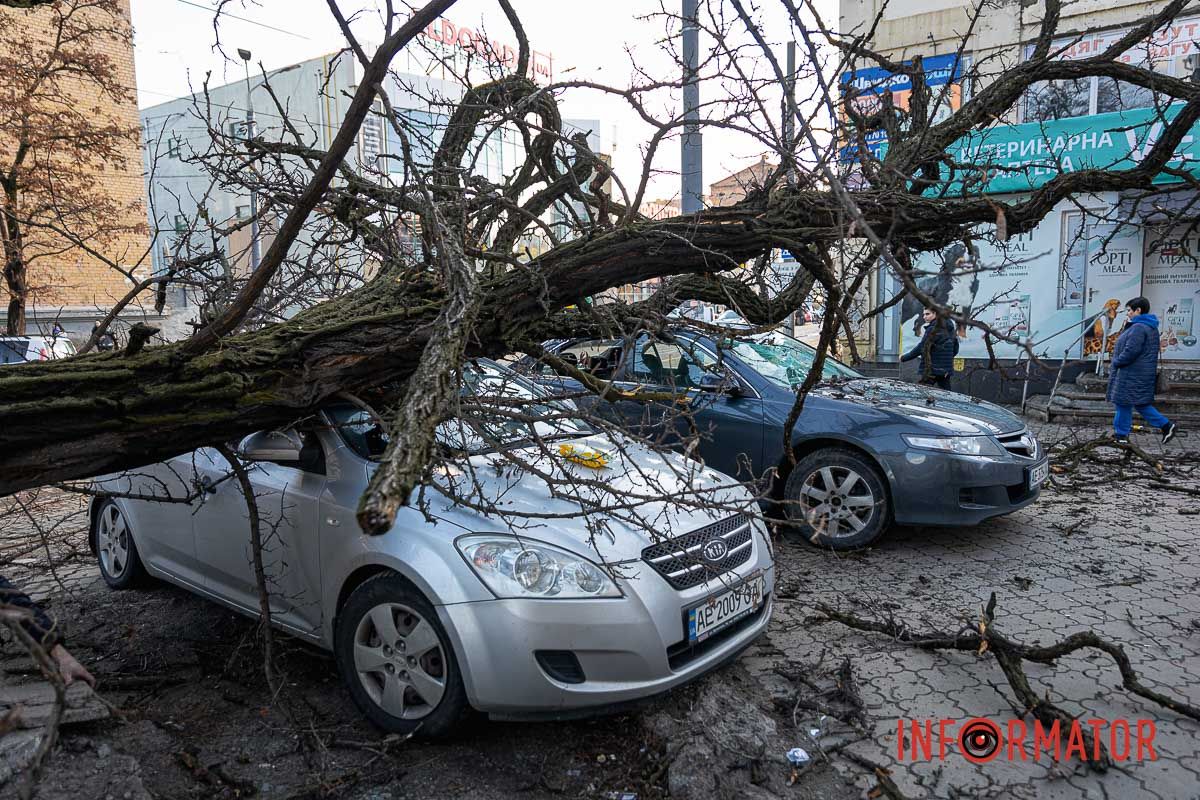 По состоянию на 13:00 на место происшествия прибыли коммунальные службы По состоянию на 13:00 на место происшествия прибыли коммунальные службы