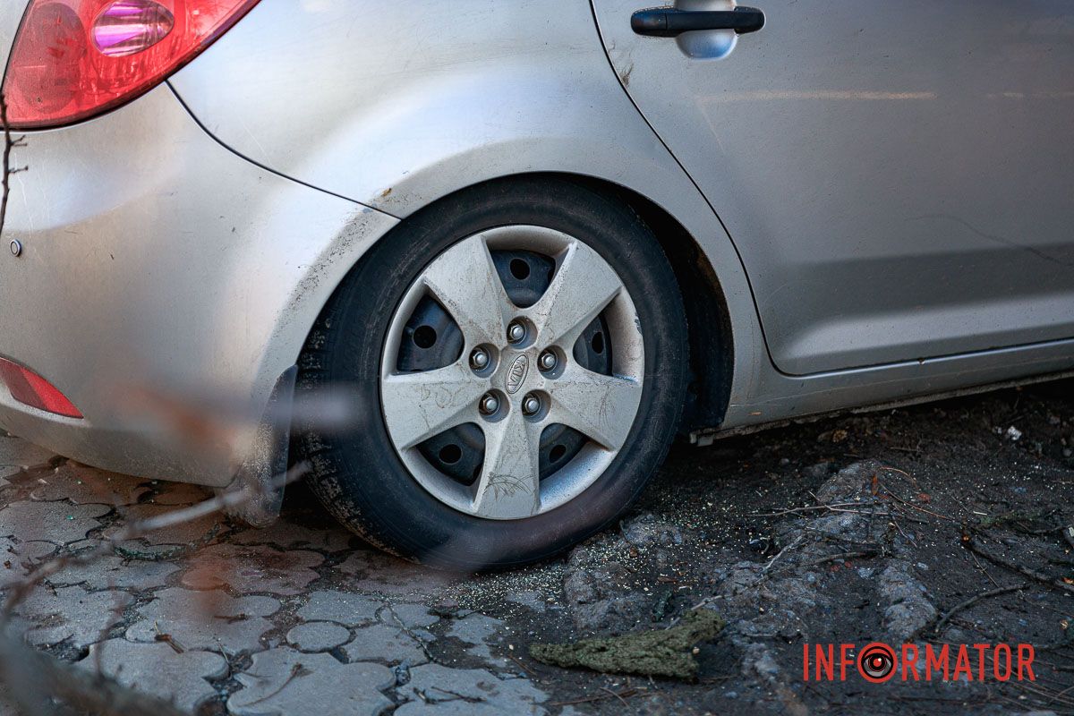 Дерево всем весом лежит на машине Дерево всем весом лежит на машине