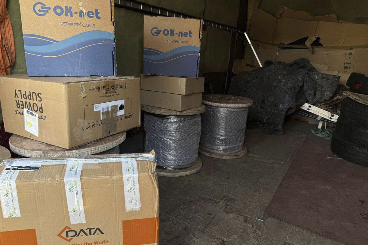 Кабелі та обладнання на полігон