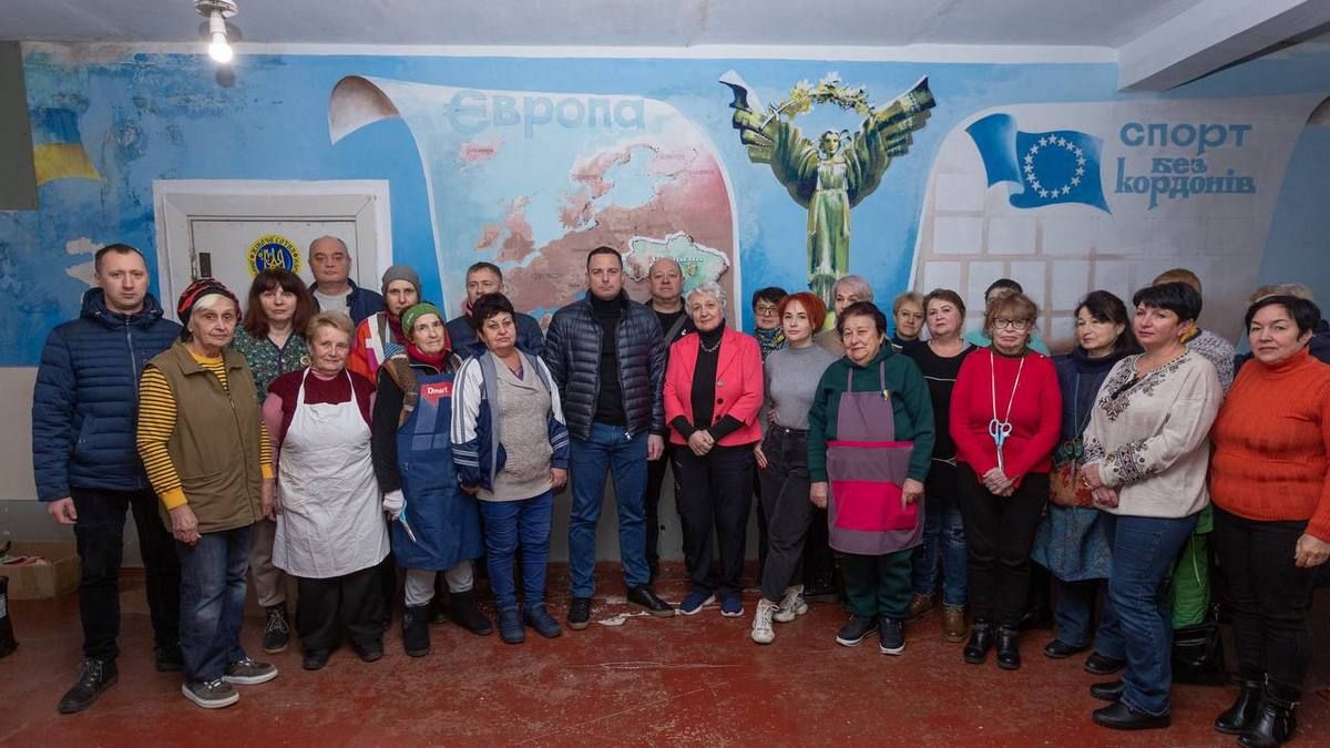 Мер Каменского передал необходимое волонтерской организации «Женская сотня «С любовью»
