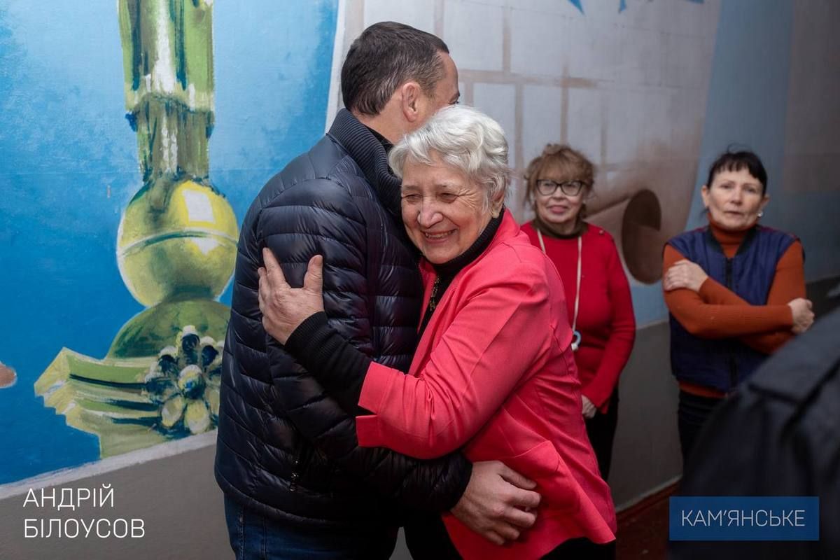 Жінки невпинно плетуть для наших воїнів маскувальні сітки, які рятують життя