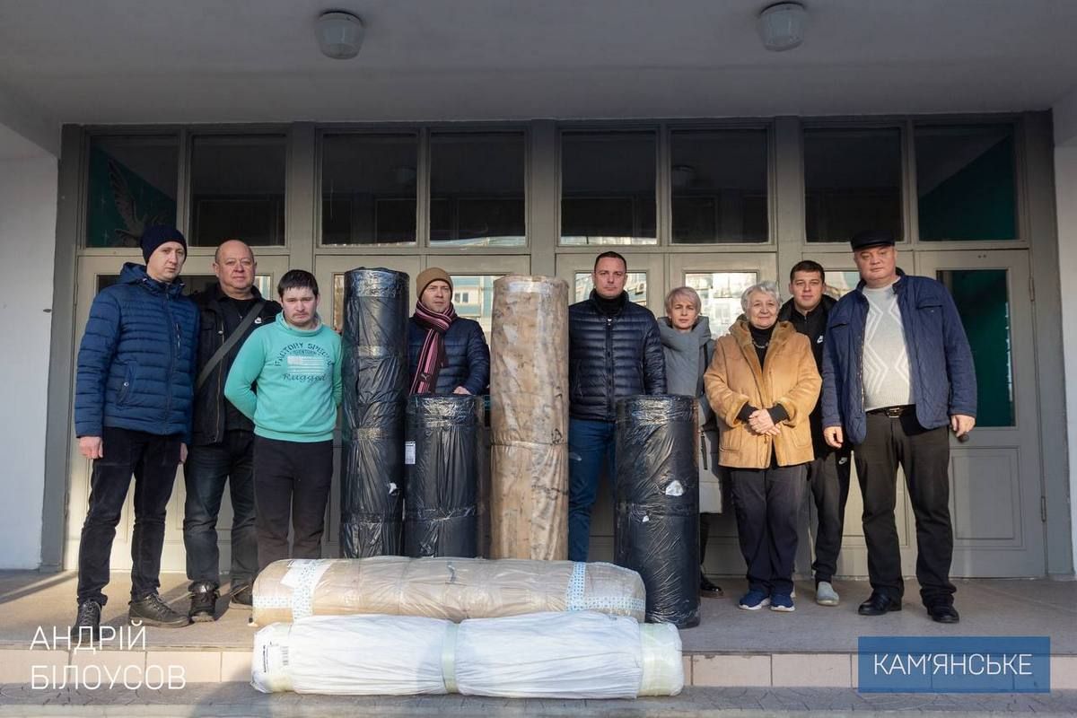 Жінкам передали матеріали для виготовлення сіток, тканину для пошиття термобілизни 