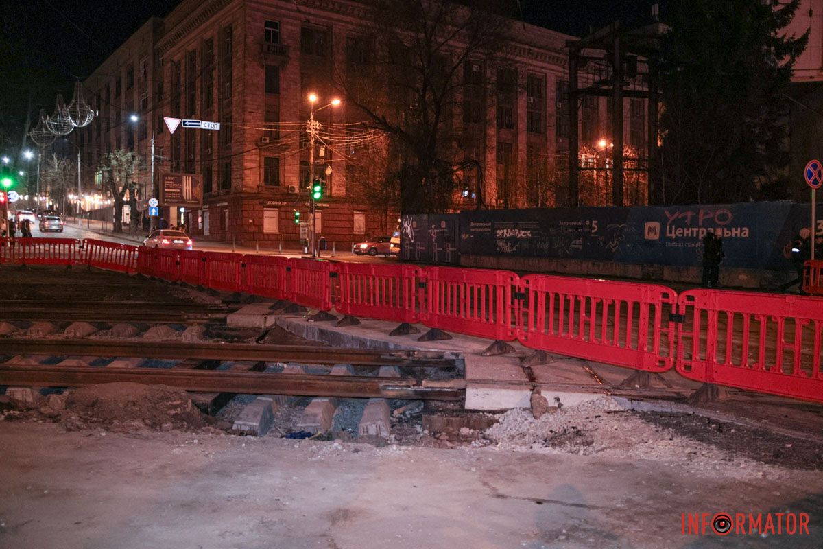 Ремонт трамвайного пути в районе перекрестка все еще продолжают Ремонт трамвайного пути в районе перекрестка все еще продолжают