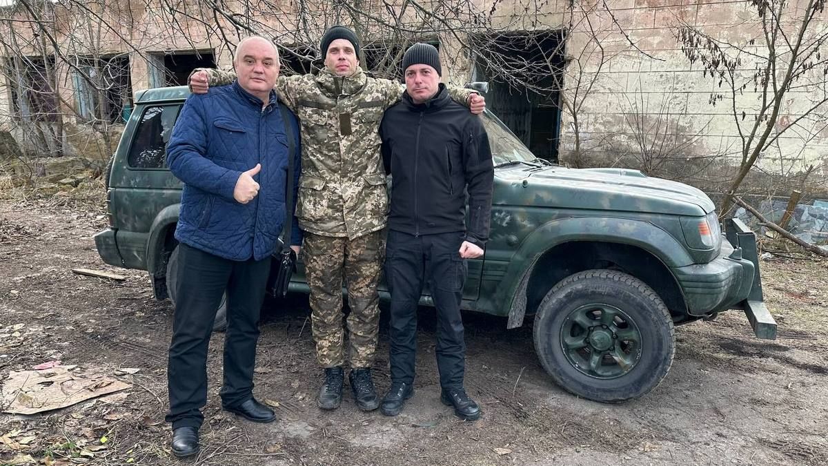 Мэр Каменского в День Вооруженных Сил Украины передал автомобиль военным
