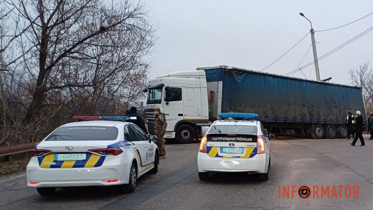 Рух паралізовано: у Дніпрі на Ігрені фура перекрила проїзд, утворилися кілометрові затори