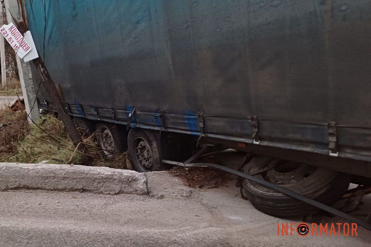 Фура загружена паллетами с водой, так что без разгрузки уехать не может Фура загружена паллетами с водой, так что без разгрузки уехать не может