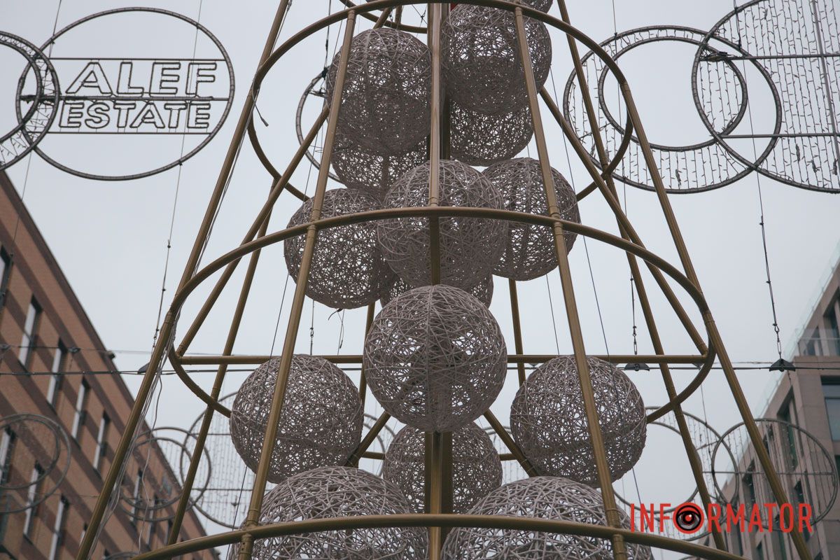 В Днепре начали устанавливать новогоднюю елку