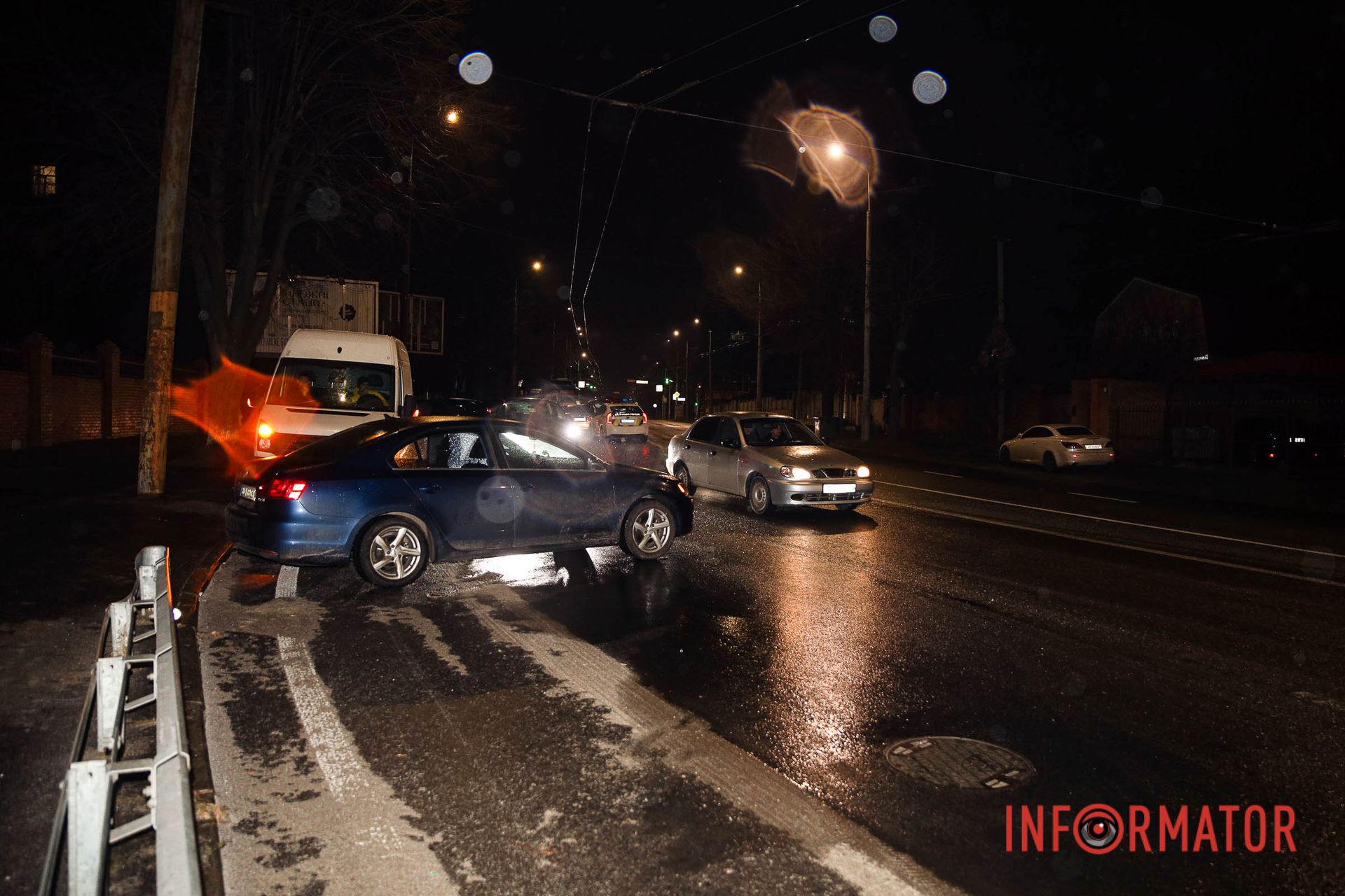 Volkswagen розвернуло на дорозі Volkswagen розвернуло на дорозі