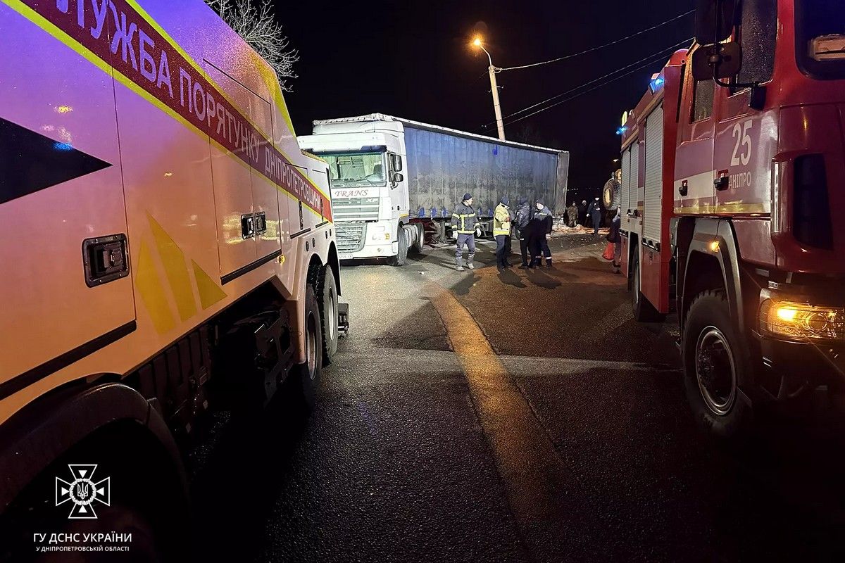 Эвакуационный автомобиль MAN отбуксировал грузовик на обочину