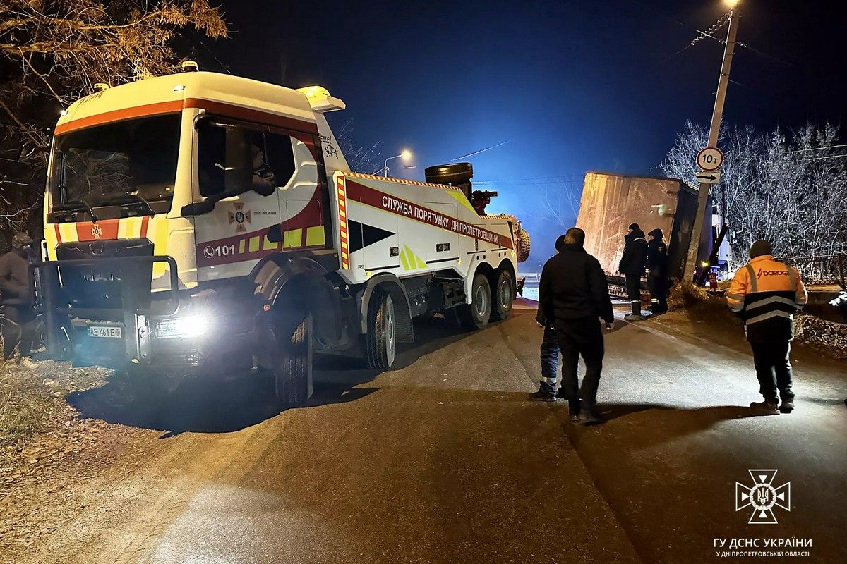 Водитель фуры не рассчитал габариты и задней частью шасси съехал в кювет