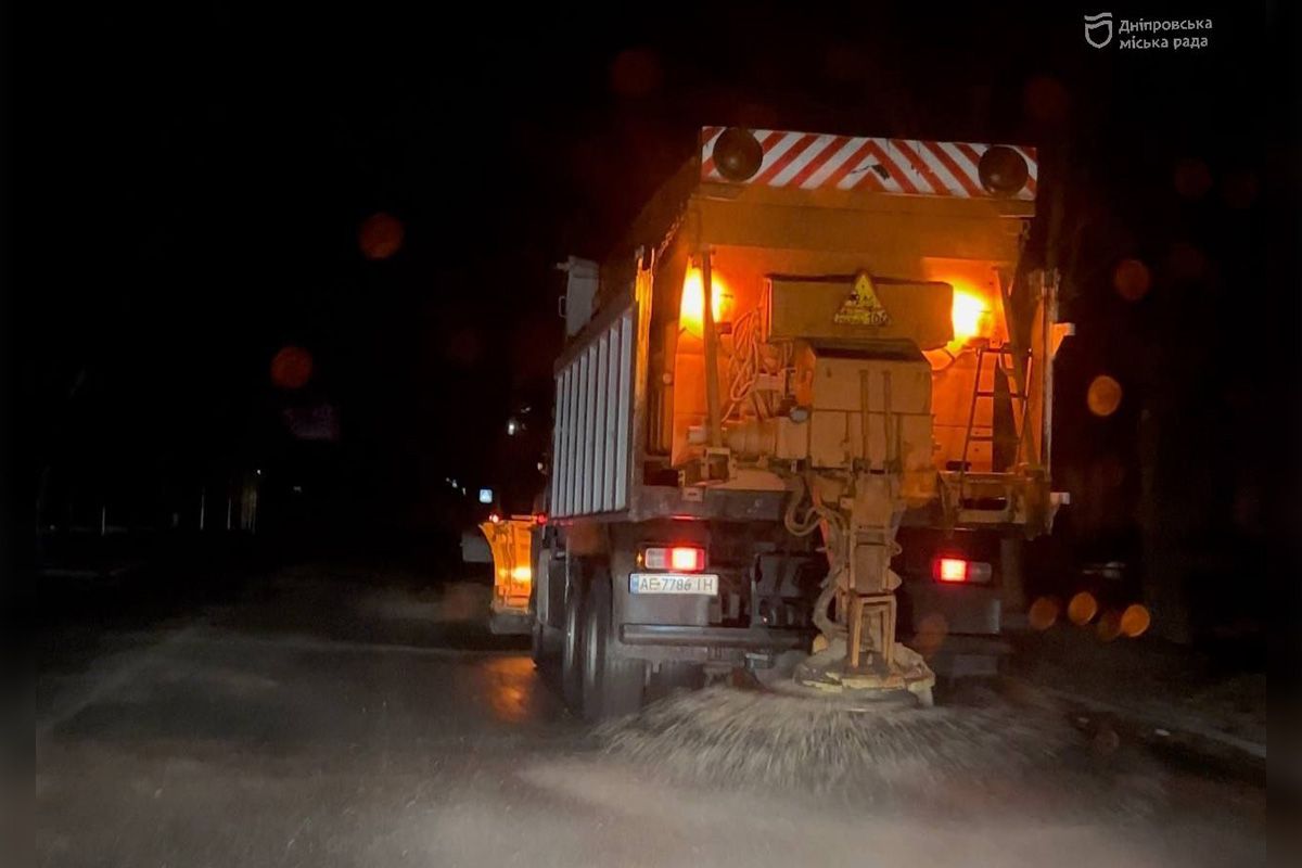 Работали 83 единицы посыпной техники с отвалами