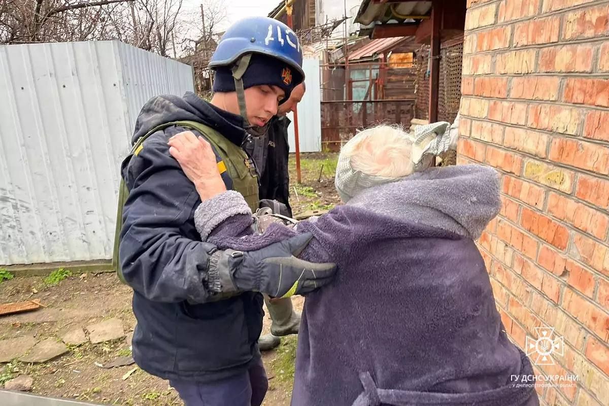Спасатели достали из-под завалов 86-летнюю женщину Спасатели достали из-под завалов 86-летнюю женщину