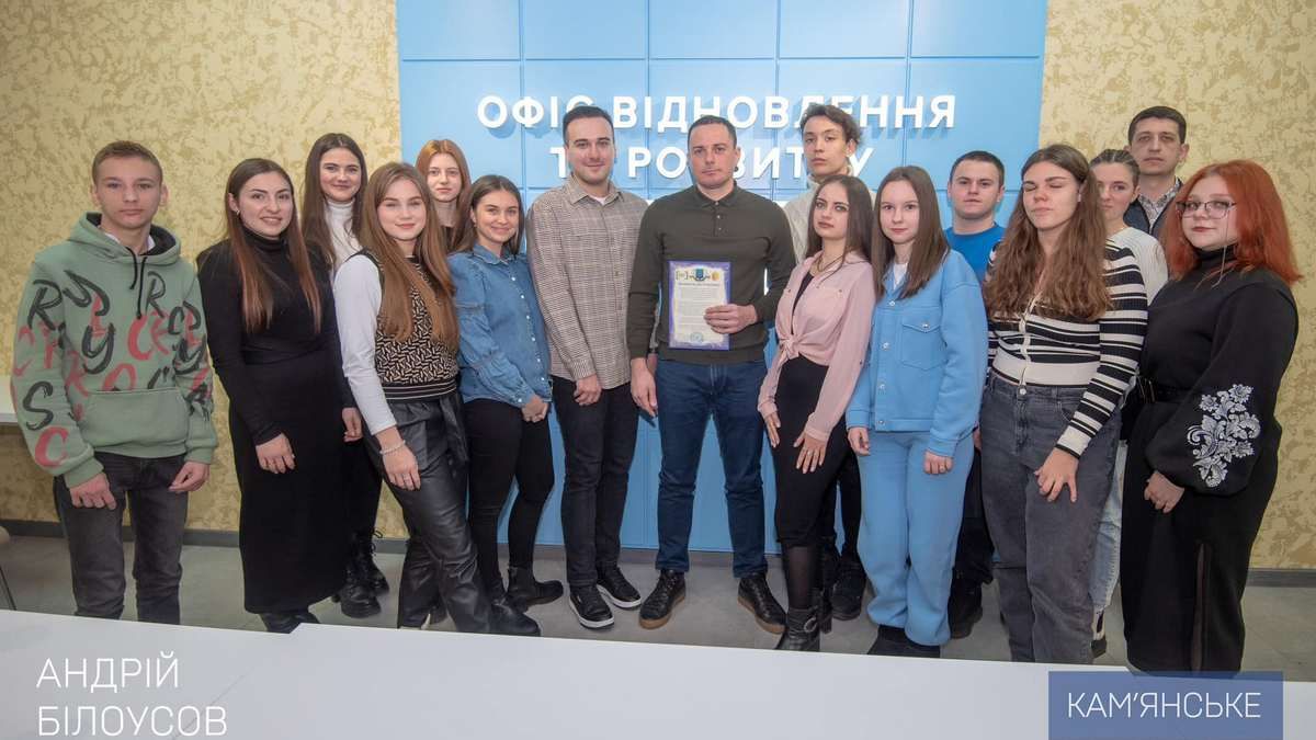 В Каменском провели экскурсию по служебным кабинетам горсовета и сессионному залу для молодежи