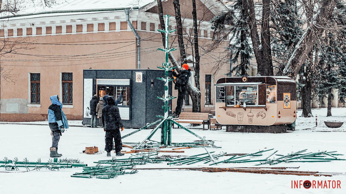 У парку Шевченка у Дніпрі почали встановлювати новорічну ялинку